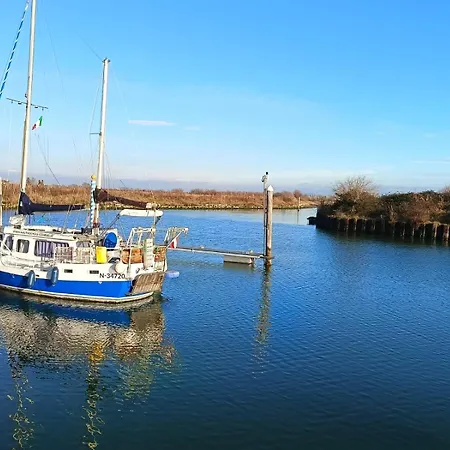 House Boats 船上ホテル